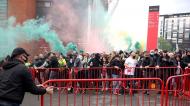 Adeptos invadem Old Trafford em protesto