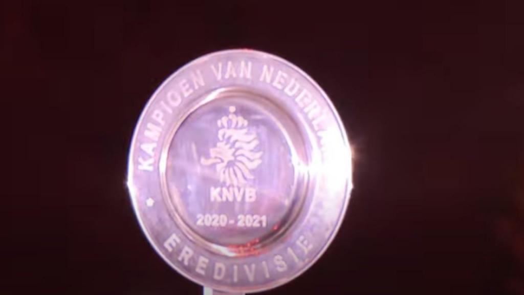 BRILHANTE: Ajax derrete troféu e transforma-o em 42 mil estrelas