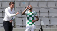 Vasco Seabra com Rafael Martins a beber água, no Moreirense-Nacional (Estela Silva/LUSA)