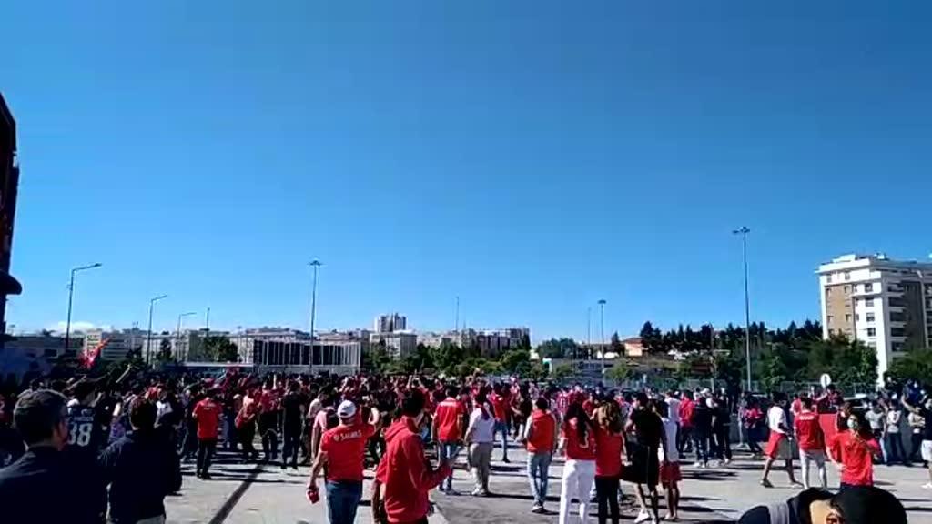 Os cânticos dos adeptos do Benfica junto ao Estádio da Luz