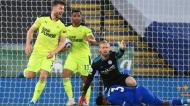 Paul Dummett festeja um dos golos do Newcastle na vitória ante o Leicester (Michael Regan/EPA)