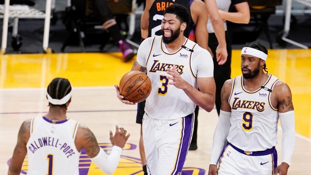 Anthony Davis com Caldwell-Pope e Wesley Matthews na vitória dos Lakers sobre os Suns (Marcio Jose Sánchez/AP)