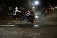 Protestos junto ao estádio Romelio Martinez em Barranquilla, Colômbia (AP Photo)

