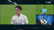 Real Madrid pede penálti por mão na bola, árbitro nega e VAR manda jogar