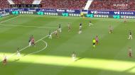 Atlético Madrid volta a acertar no ferro e Simeone quase fica de joelhos