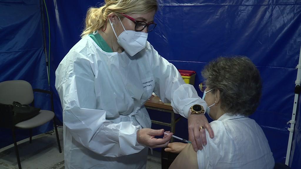 Covid-19: humidade em embalagens interrompe vacinação na Madeira