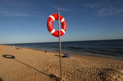 Jovem de 17 anos desaparecida no mar no Algarve. Estava a fazer paddle e foi levada pelo vento - TVI