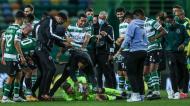 Jogadores do Sporting festejam a estreia de André Paulo após a vitória sobre o Marítimo (Lusa)