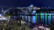 Ingleses em festa na Ribeira, indiferentes ao espetáculo no Douro