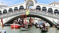 O Veneza festejou a promoção com um passeio de gôndola