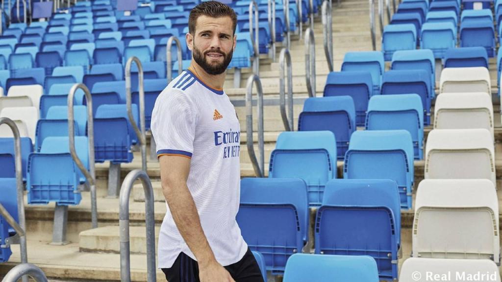 Nacho com a nova camisola principal do Real Madrid para 2021/2022 (Fotos: Real Madrid)