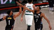 Bruce Brown e Kevin Durant no Brooklyn Nets-Boston Celtics, que selou o apuramento dos Nets nos play-off (Adam Hunger/AP)