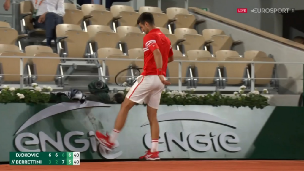 Novak Djokovic pontapeia painel em Roland Garros após falhar match-point (Eurosport)
