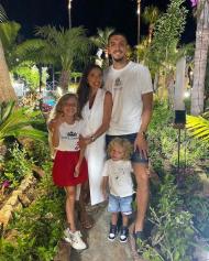 Zouhair Feddal com a família (Instagram)