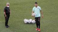 Cristiano Ronaldo no treino da seleção, em Sevilha (Jose Manuel Vidal/EPA)