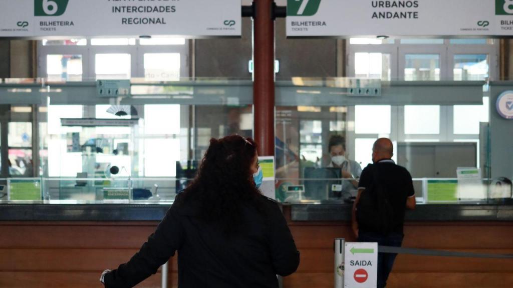 Longas esperas e comboios atrasados: as imagens da greve dos trabalhadores da Infraestruturas de Portugal
