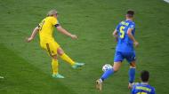 Forsberg remata perante Sydorchuk para o 1-1 no Suécia-Ucrânia (Andy Buchanan/AP)