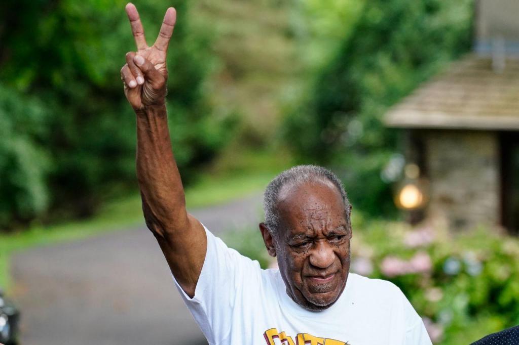 Bill Cosby chega a casa sorridente depois de ser libertado