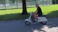 Mourinho de scooter no centro de treinos da Roma (instagram)