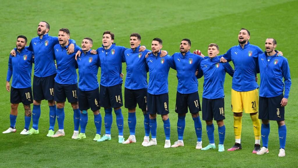 Seleção de Itália canta o hino nacional (Facundo Arrizabalaga/EPA)