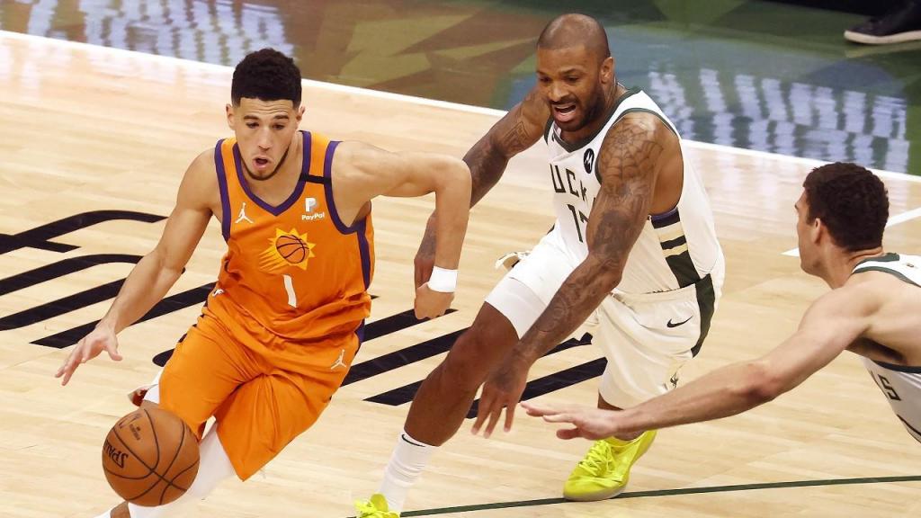 Devin Booker e P. J. Tucker no Milwaukee Bucks-Phoenix Suns, jogo 4 da final da NBA (Tannen Maury/EPA)