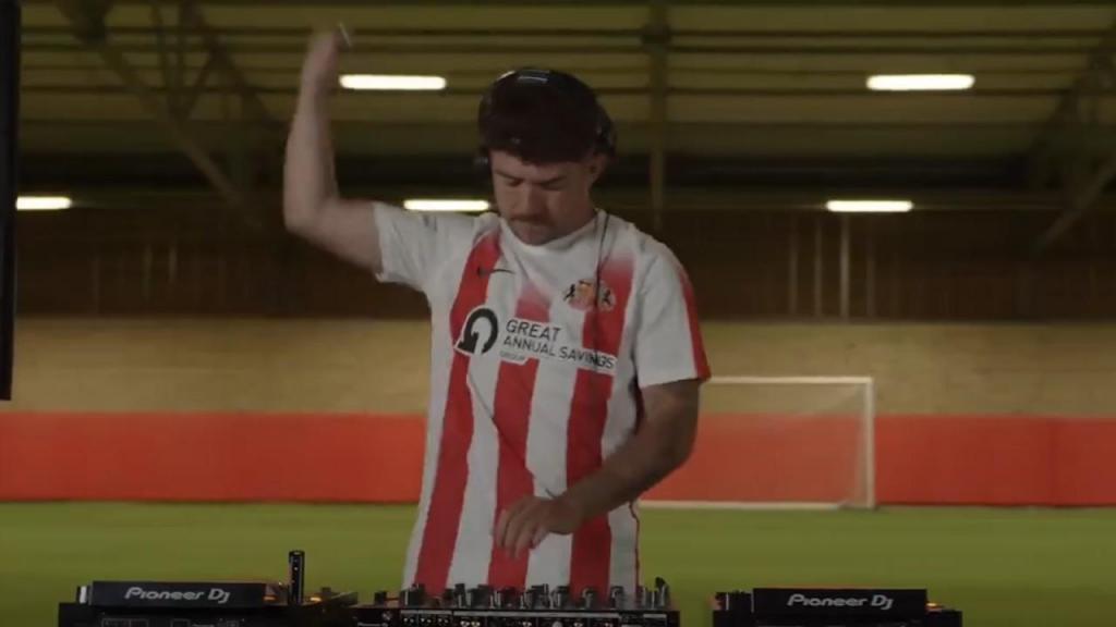A nova camisola do Sunderland, apresentada por um DJ