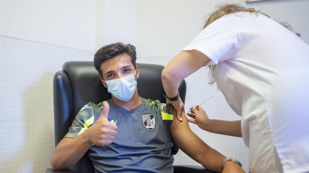 Rochinha foi um dos jogadores do V. Guimarães a ser vacinado contra a covid-19 (Vitória SC)