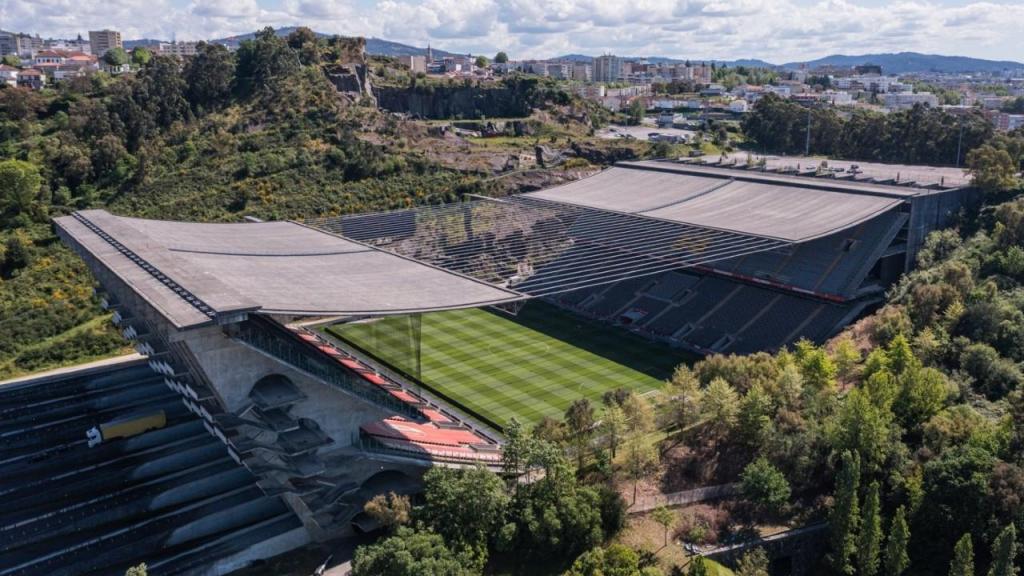 Estádio Municipal de Braga (Portugal): já ganhou diversos prémios pela arquitetura única. Porém, o Sp. Braga pretende mudar-se para o centro da cidade
