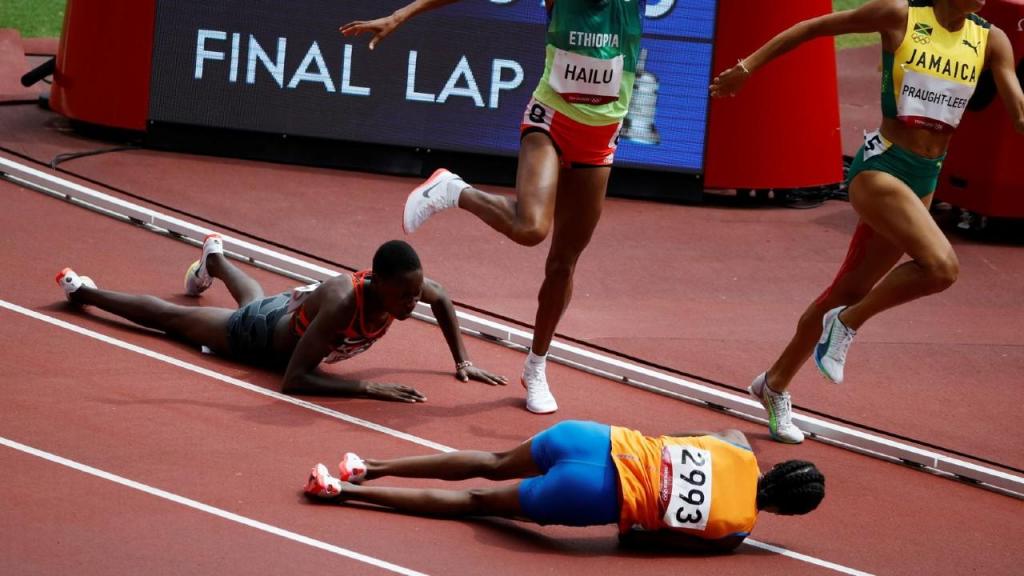 Sifan Hassan cai nos 1500 metros feminino em Tóquio2020 (foto: Reuters)