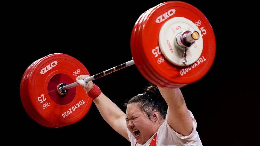O esforço da chinesa Li Wenwen na final de halterofilismo +87 quilos. Conquistou a medalha de ouro (AP)