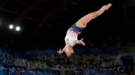 O voo de Jennifer Gadirova na final do exercício de solo feminino na ginástica: a britânica acabou na sétima posição (AP)