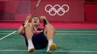 A emoção do dinamarquês Viktor Axelsen após bater Chen Long para ser medalha de ouro no badminton (AP)