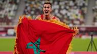 Soufiane El Bakkali é uma das figuras do dia. Exibe a bandeira de Marrocos após o ouro nos 3 mil metros obstáculos, que pôs fim à hegemonia do Quénia, que vencera sempre o ouro desde Los Angeles 1984 (AP)