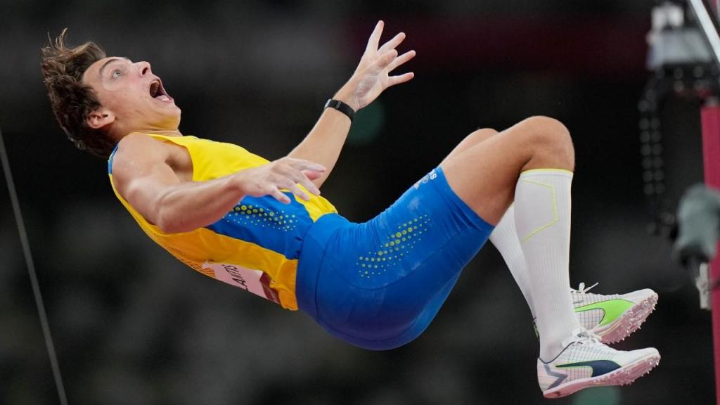 Expressão de Armand Duplantis durante o salto com vara, onde se sagrou campeão olímpico com 6,02 metros, a apenas um centímetro do recorde olímpico do brasileiro Thiago Braz (AP)