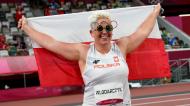 Os óculos especiais da polaca Anita Wlodarczyk, na celebração do ouro olímpico no lançamento do martelo (AP)