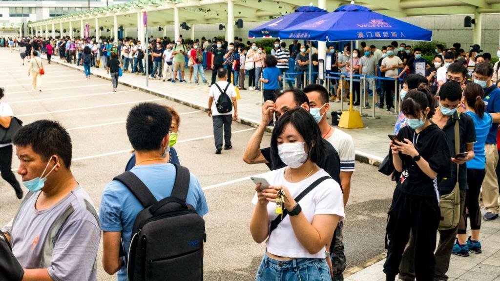 Filas a perder de vista após Macau decidir testar toda a população em 72 horas