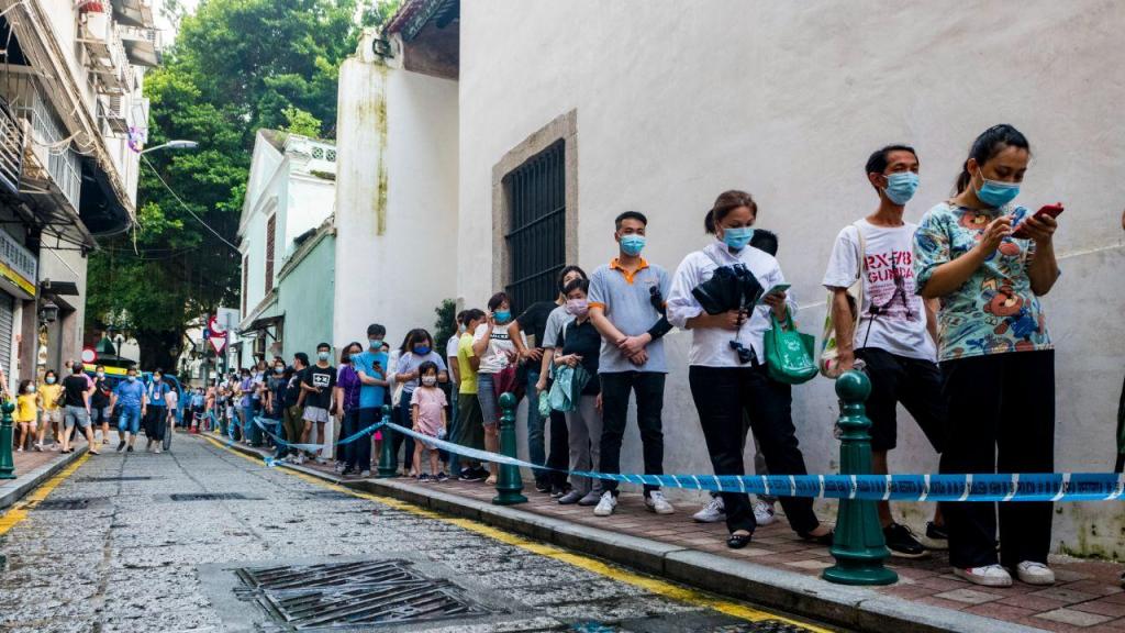 Filas a perder de vista após Macau decidir testar toda a população em 72 horas