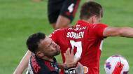 Sobolev e Otamendi no Spartak-Benfica (Maxim Shipenkov/EPA)