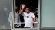 Messi acena aos adeptos do PSG pela primeira vez (François Mori/AP)
