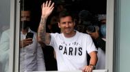 Messi acena aos adeptos do PSG pela primeira vez (François Mori/AP)
