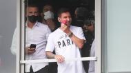 Messi acena aos adeptos do PSG pela primeira vez (Christophe Petit Tesson/EPA)
