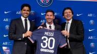 Nasser Al-Khelaïfi, Lionel Messi e Leonardo na apresentação do argentino (François Mori/AP)
