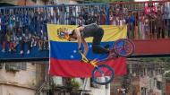 Daniel Dhers, medalha de prata no Tóquioo2020, numa prova de BMX Freestyle numa exibição em Caracas, na Venezuela (AP Photo/Ariana Cubillos)

