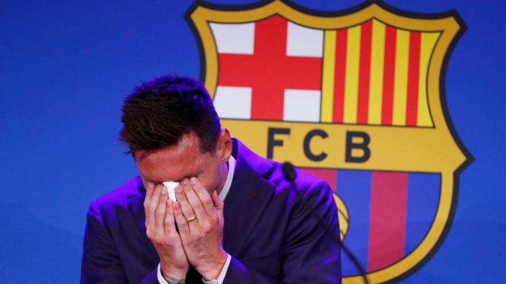 Uma das imagens marcantes do ano no adeus de Lionel Messi ao Barcelona (AP Photo/Joan Monfort)