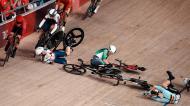 Queda aparatosa em prova de ciclismo omnium scratch no decorrer dos Jogos Olímpicos de Tóquio (AP Photo/Thibault Camus)

