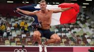 Francês Kevin Mayer festeja segundo lugar no decátlo nos Jogos Olímpicos de Tóquio (AP Photo/Matthias Schrader)

