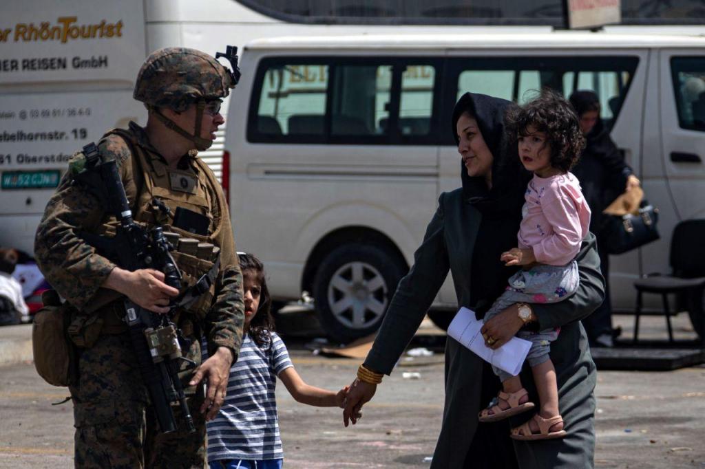 Militares norte-americanos ajudam famílias afegãs