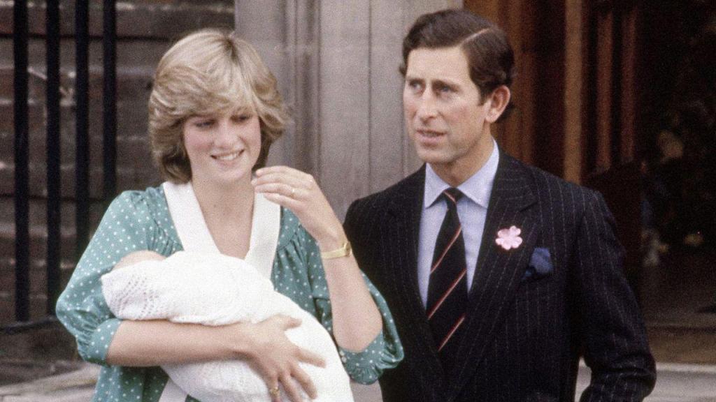 Princesa Diana com o Princípe Charles, a sair do hospital St Mary, em Londres, depois do nascimento do primeiro filho, o princípe William, 22 de junho de 1982