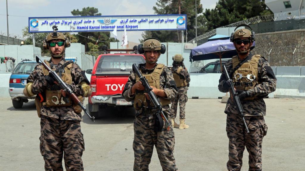 Talibãs celebram retirada de tropas internacionais da cidade de Cabul