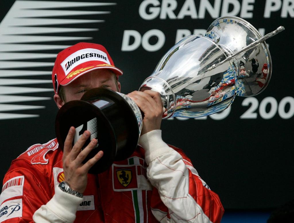 Kimi Raikkonen vence o GP do Brasil e o Mundial de F1 de 2007 (Associated Press)